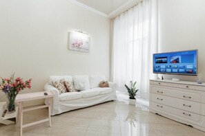 Flat-screen TV - Apartment near Opera Theater (Odesa)