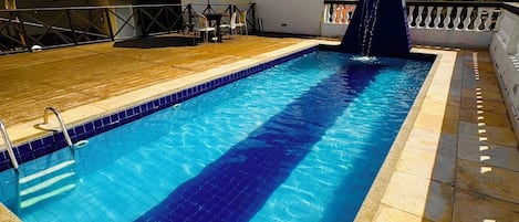 Habitación doble estándar | Área de sala de estar | Televisión LCD de 32 pulgadas con canales vía satélite y televisión