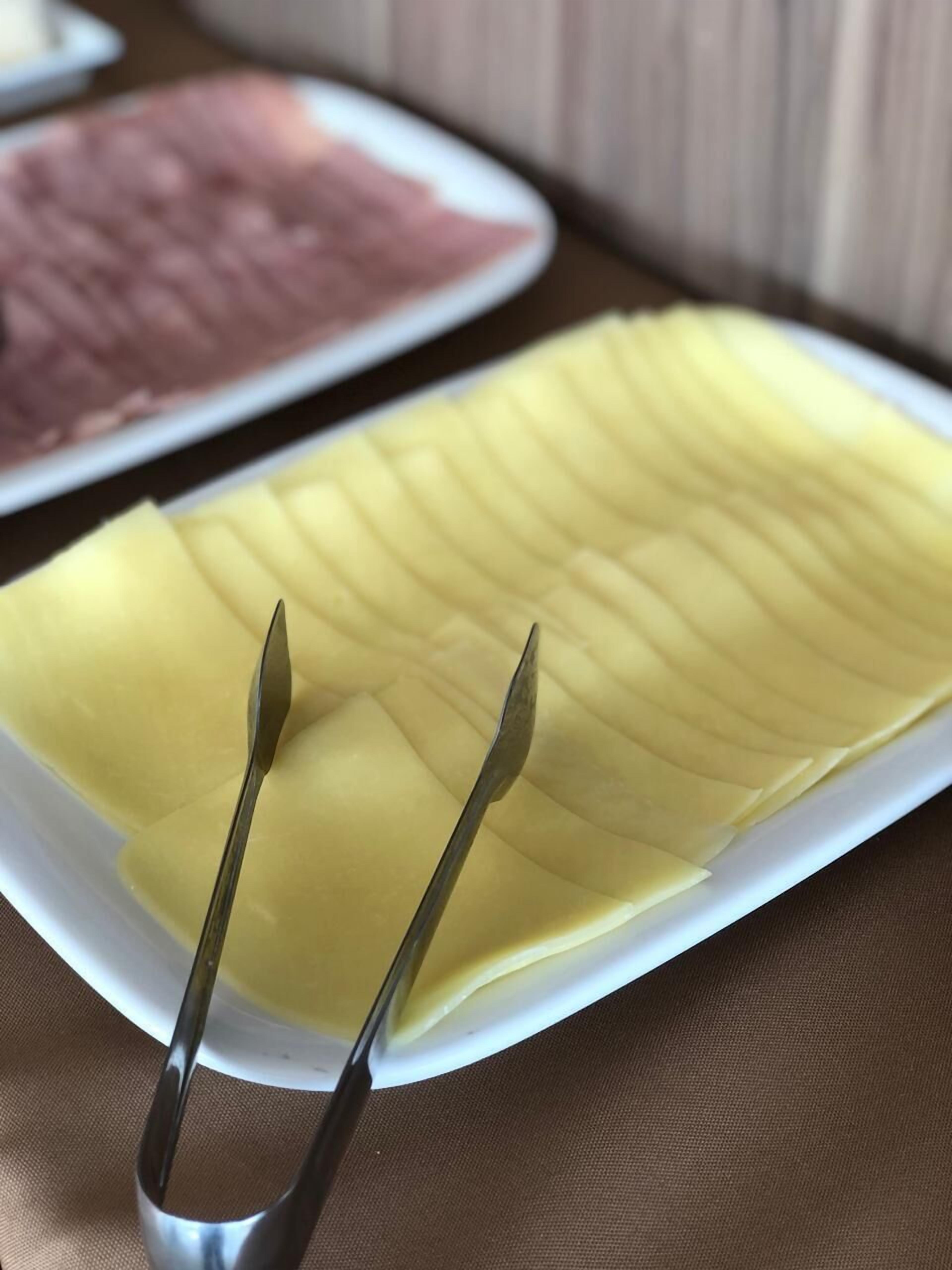 Een bord met plakjes geel fruit op een tafel.
