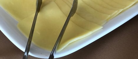 Un plato de fruta amarilla cortada sobre una mesa.