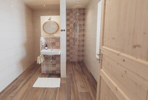 Shower, rainfall showerhead, hair dryer, towels - Gasthof Eberhard (Sankt Michael in Obersteiermark)