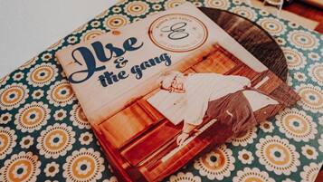 Eine hölzerne Truhe mit dekorativem Muster und dem Schriftzug "Use & the gang".