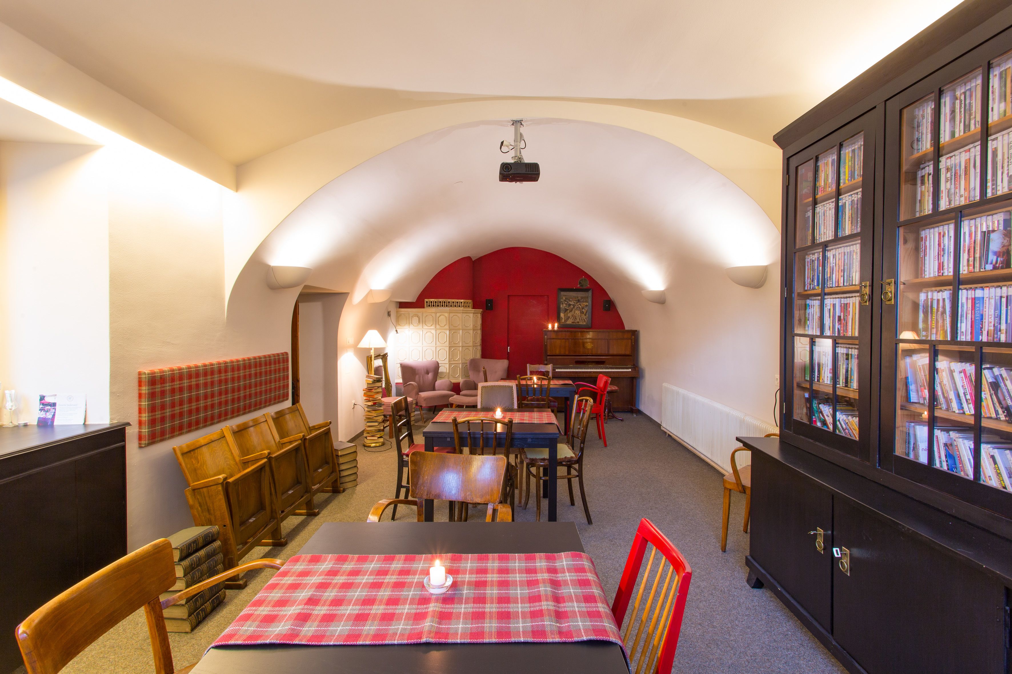 Un salón de lectura acogedor con chimenea, estanterías y asientos cómodos.