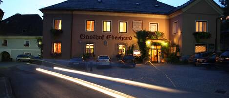 Un edificio con un cartel que dice 'Gasthof Eberhard'.