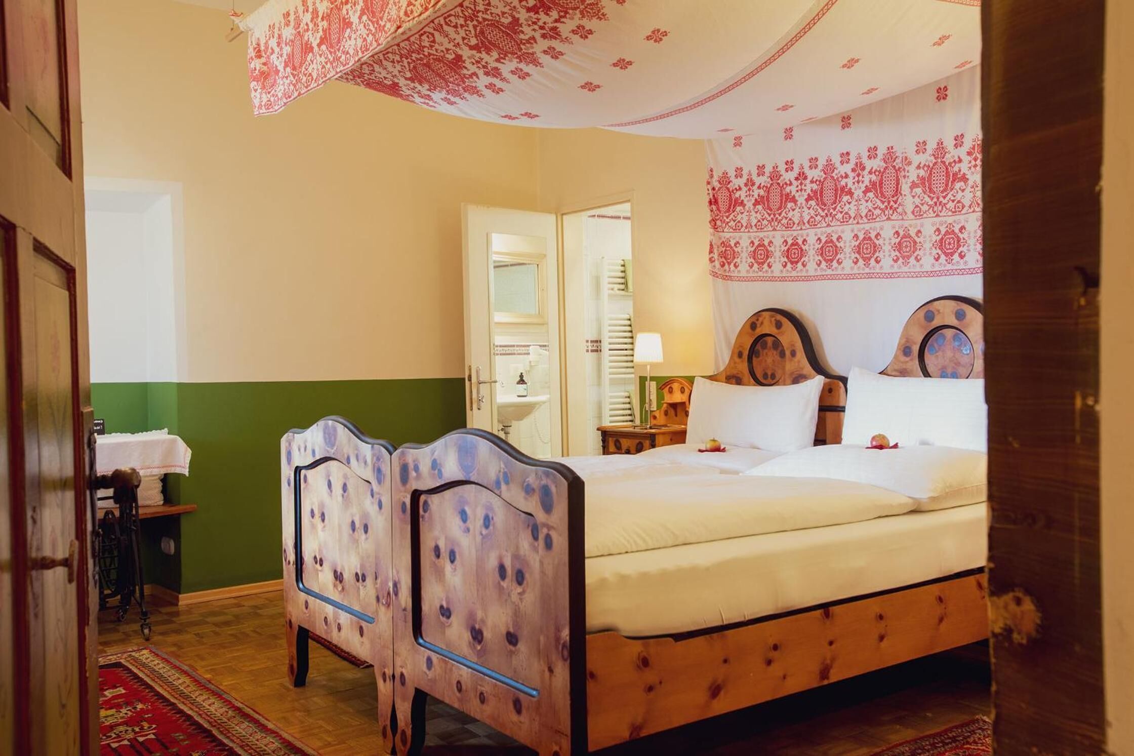 Pillowtop-Betten, Schreibtisch, Zustellbetten, kostenloses WLAN