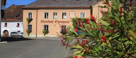 Vista frontal de la propiedad