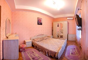 Tabla de planchar con plancha, wifi gratis y ropa de cama 