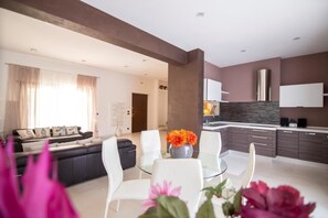 Villa, 3 slaapkamers, privézwembad | Privékeuken | Een koelkast/vriezer, een magnetron, een oven, een kookplaat