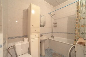 Apartment | Badezimmer | Badewanne, Hausschuhe, Handtücher, Seife
