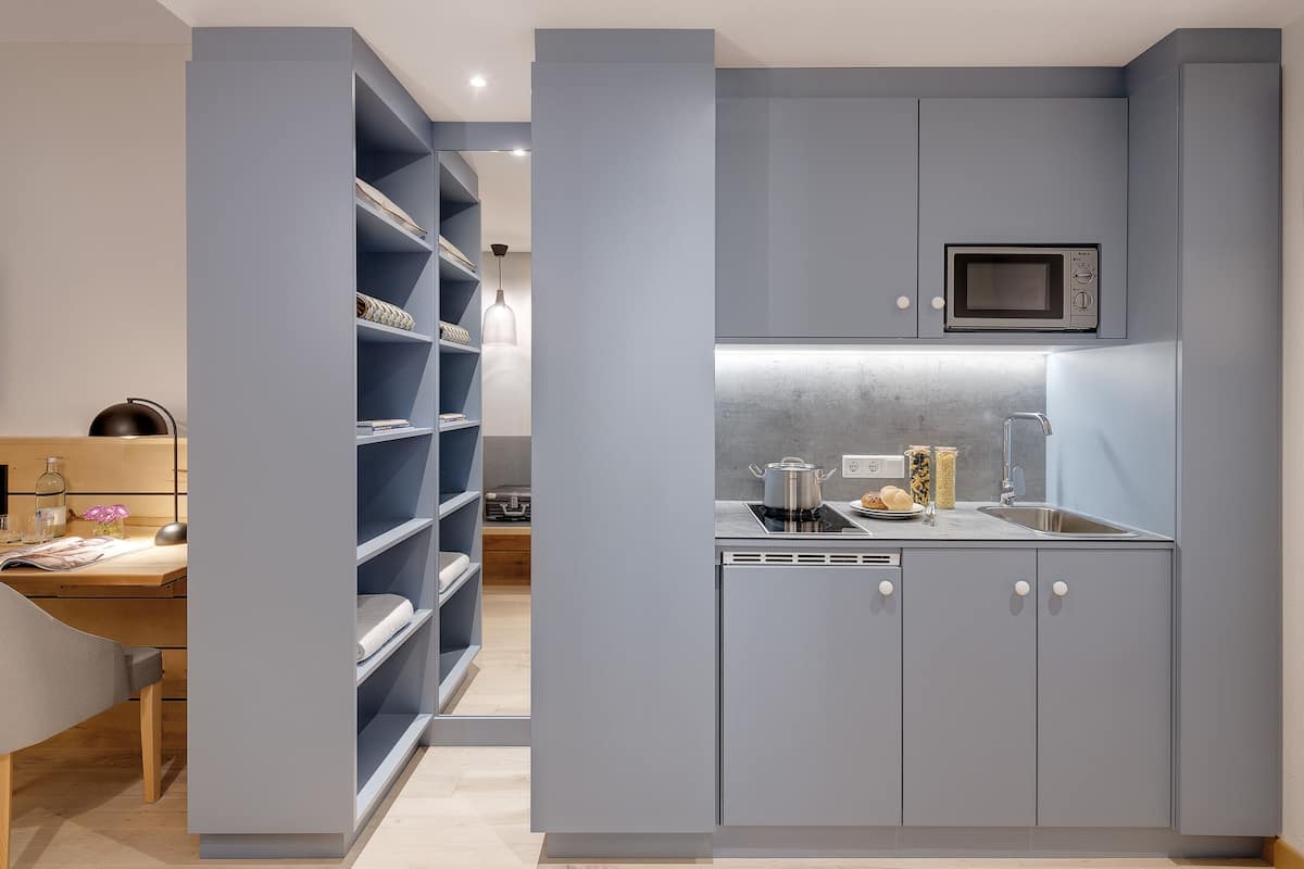 fridge, microwave, stovetop, cookware/dishes/utensils