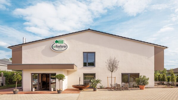 Un hôtel avec une enseigne indiquant « Hôtel Hoeferer ».