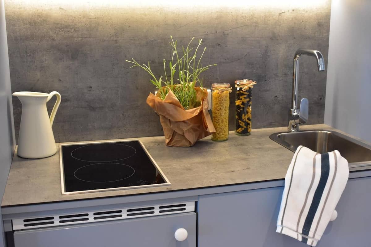 fridge, microwave, stovetop, cookware/dishes/utensils