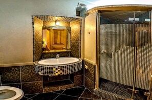 Apartment | Bathroom | Combined shower/bathtub, free toiletries, hair dryer, towels - Balcony Apartment near Deribasovskaya (Odesa)