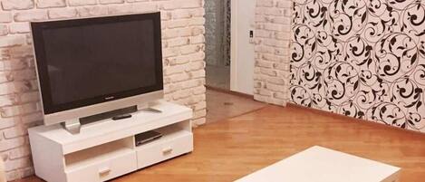 Una televisión de pantalla plana