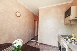 Appartement | Cuisine privée | Réfrigérateur, four à micro-ondes, un four, surface de cuisson