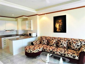Apartment | Living room - Sea Views With Rentbuythailand (Pattaya)