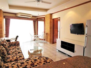 Living room - Sea Views With Rentbuythailand (Pattaya)