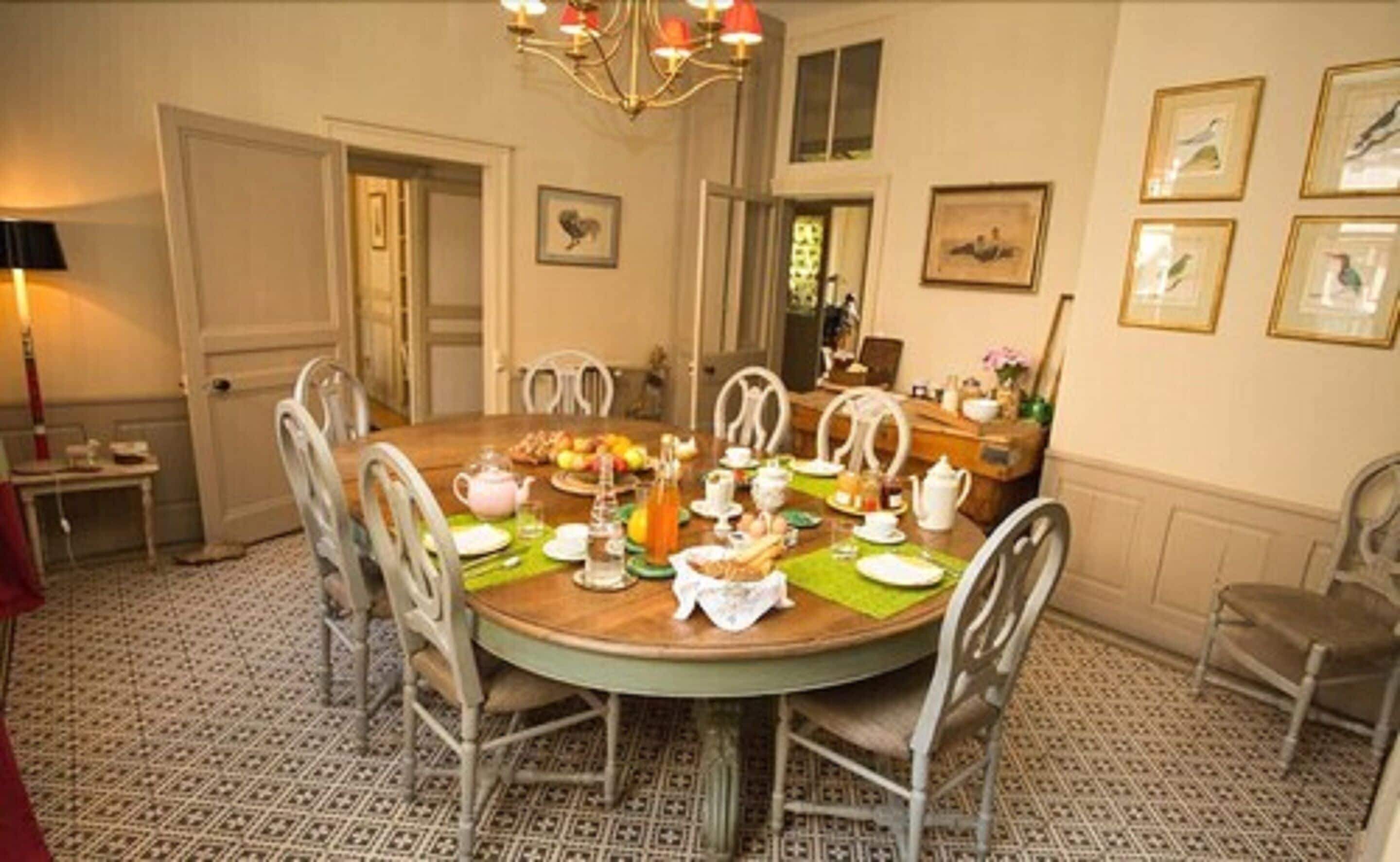 Daily continental breakfast (EUR 13.50 per person)