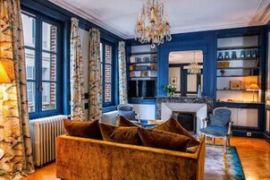 Apartamento Deluxe | Zona de estar | Una televisión de pantalla plana, una estación de conexión para iPod