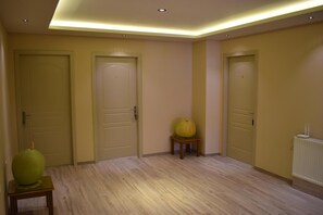 Frette Italian sheets, premium bedding, minibar, individually decorated - Hotel Vila Nino (Berat)