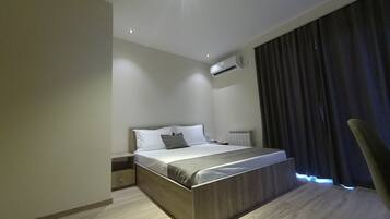 Deluxe-Doppelzimmer | Italienische Bettbezüge von Frette, hochwertige Bettwaren, Minibar