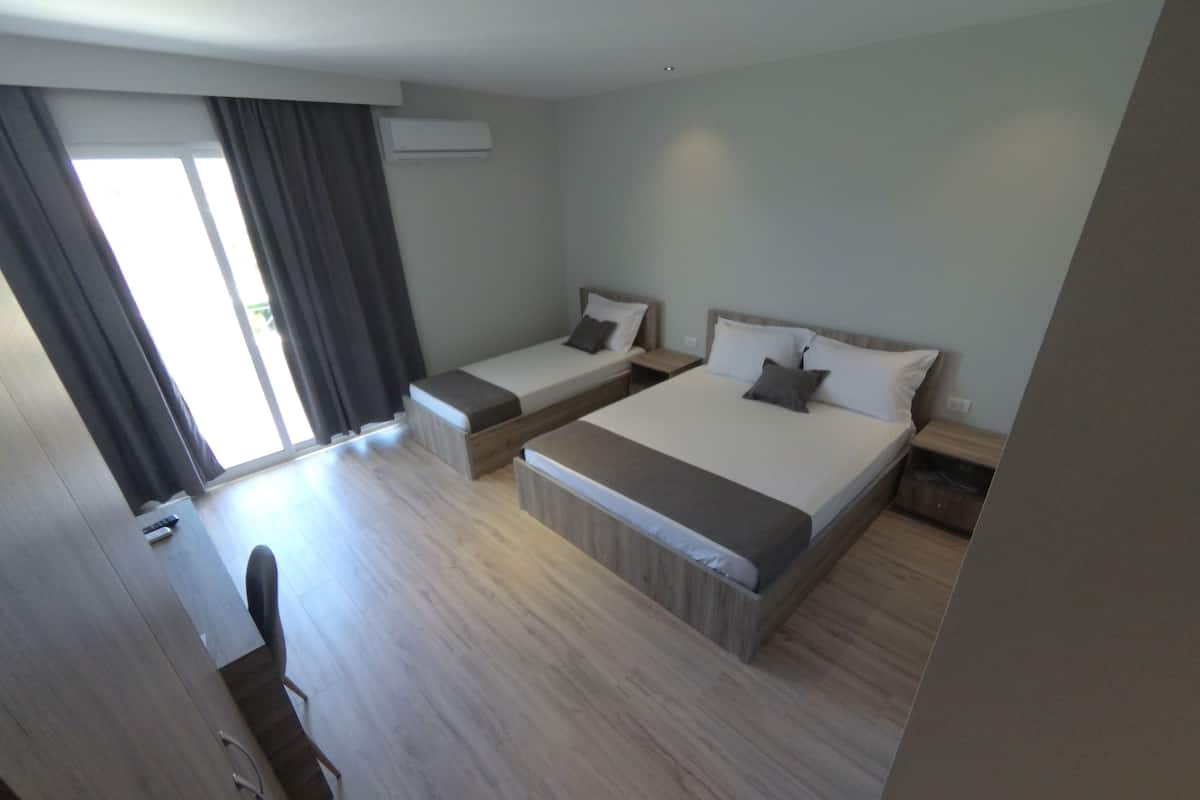 ห้องดีลักซ์ทริปเปิล | ผ้าปูที่นอน Frette จากอิตาลี, เครื่องนอนระดับพรีเมียม, มินิบาร์
