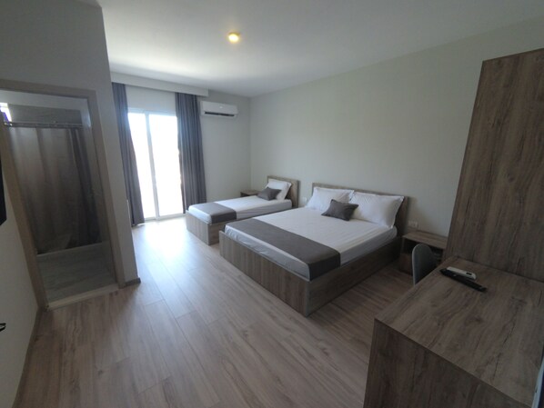 Kolmen hengen deluxe-huone | Italialaiset Frette-lakanat, ylelliset vuodevaatteet, minibaari