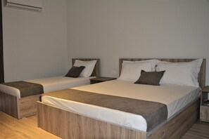 Frette Italian sheets, premium bedding, minibar, individually decorated - Hotel Vila Nino (Berat)