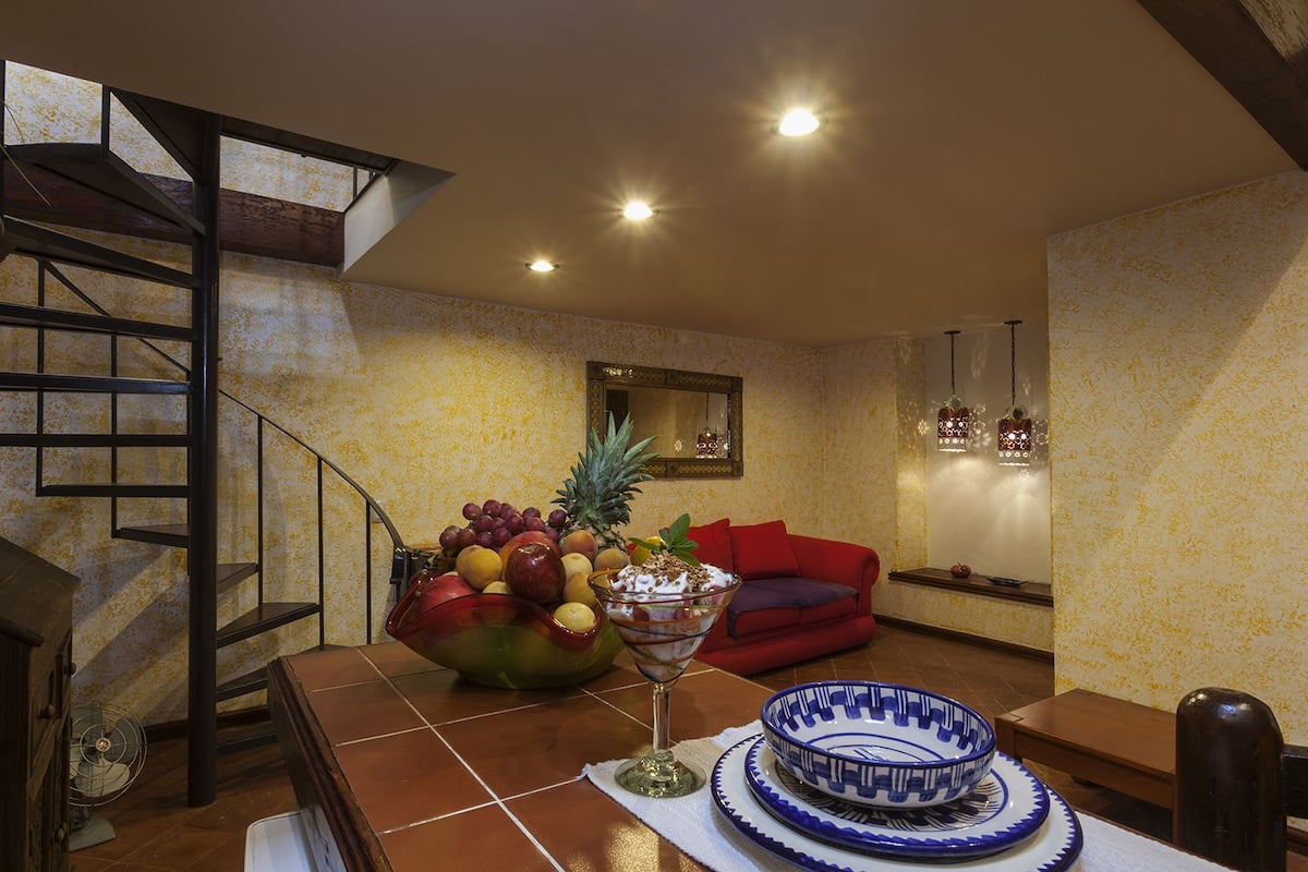 Suite Premier, en el área del patio | Sábanas de algodón egipcio y ropa de cama de alta calidad