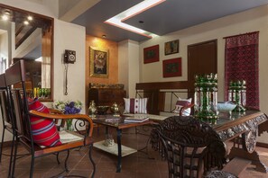 ฝ่ายต้อนรับ