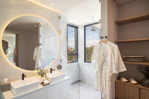Cobertura grand | Banheiro | Chuveiro, chuveiro com efeito de chuva, produtos de toalete de grife 
