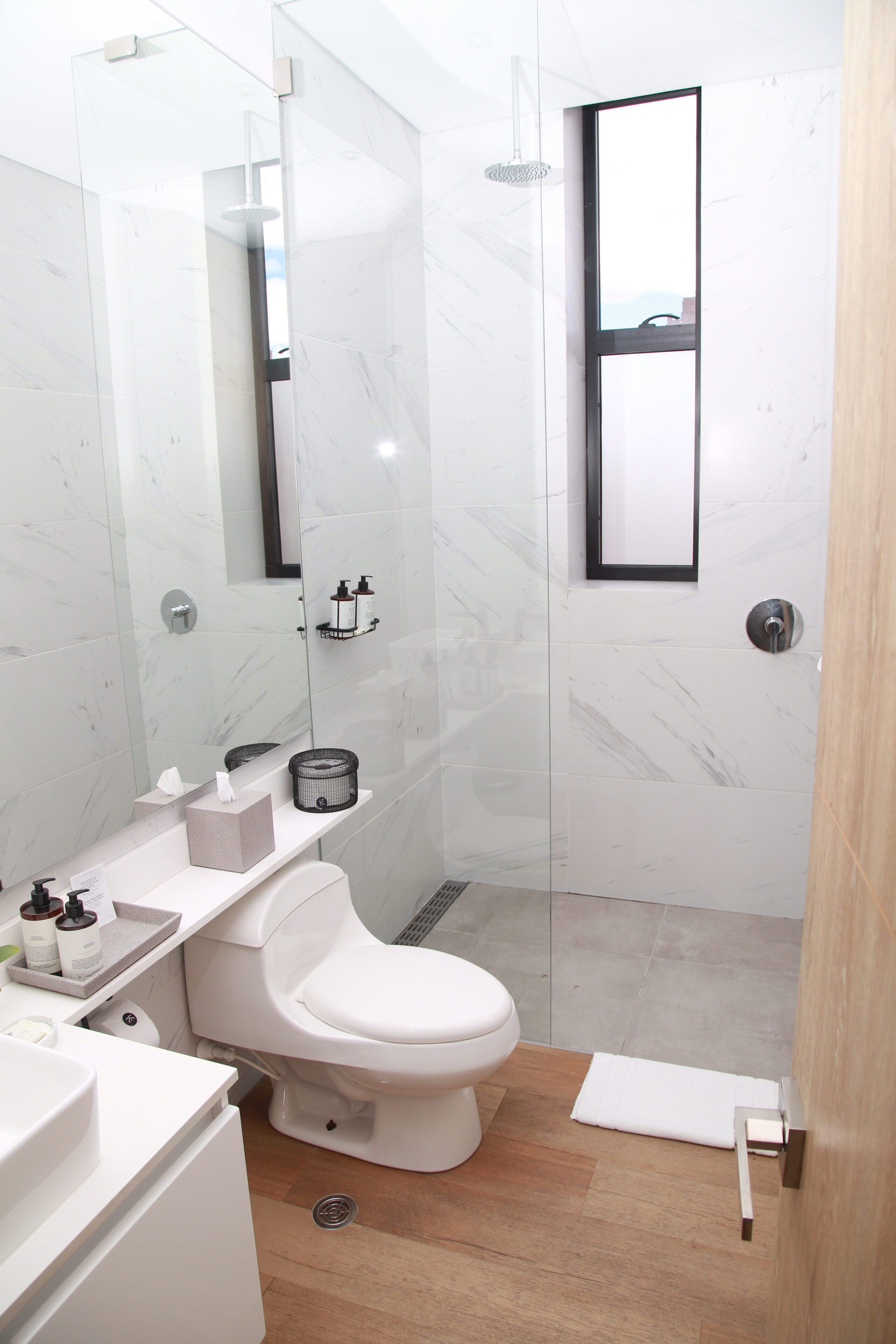 Ein modernes Badezimmer mit Toilette, Dusche und Waschbecken.