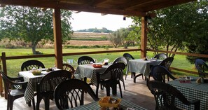 Dîner servi sur place, spécialités Cuisine locale, vue sur le jardin