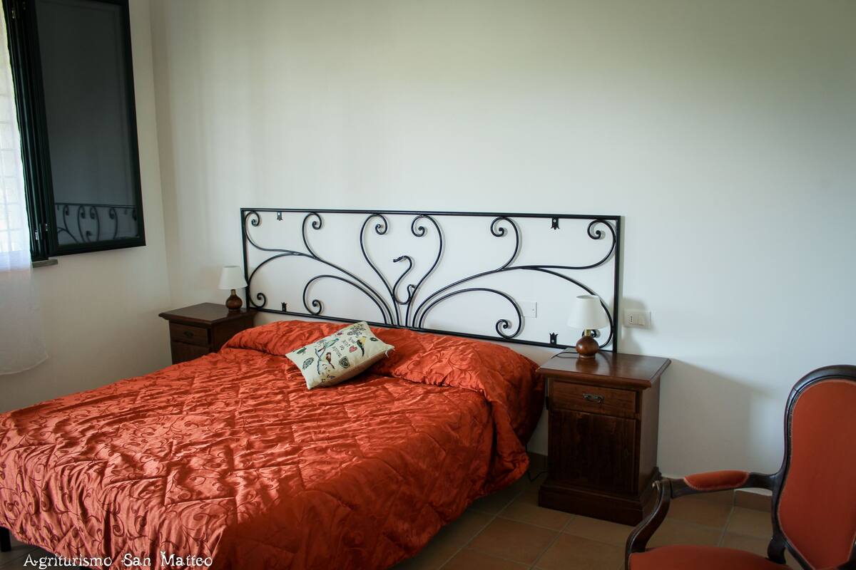 Desk, cribs (surcharge), rollaway beds (surcharge)