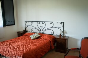 Individually decorated, individually furnished, desk, cots/infant beds - Agriturismo San Matteo (Tarquinia)