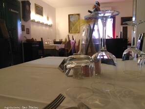 Dîner servi sur place, spécialités Cuisine locale, vue sur le jardin