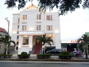 Un edifici de diverses plantes amb un rètol que diu “CHAUVINH LUXURY HOTEL”.