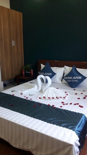Single Room | Minibar, desk, free WiFi, bed sheets - Châu Anh Luxury Hotel (Ba Don)
