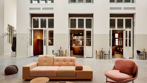 A spacious lobby with a modern sofa, a chair, and a coffee table. - Mariënhage Boutique Hotel (Eindhoven)