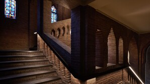 A staircase with brick walls and a stained glass window. - Mariënhage Boutique Hotel (Eindhoven)