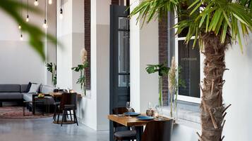 Tuinzicht, serveert ontbijt, lunch en diner