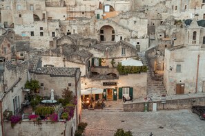 A historic stone building with a café named "Le Bottega". - Gradelle San Nicola (Matera)
