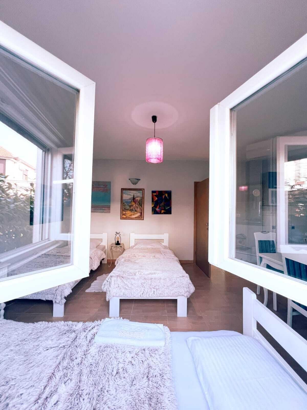 Ropa de cama de alta calidad, minibar y decoración personalizada 