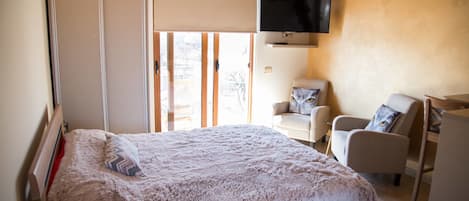 Deluxe Apartment | Premium bedding, minibar, individually decorated, desk