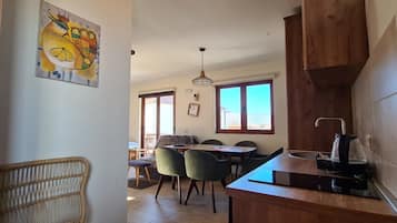 Apartemen Panorama, pemandangan halaman | Seprai premium, minibar, didekorasi berbeda-beda, dan meja kerja