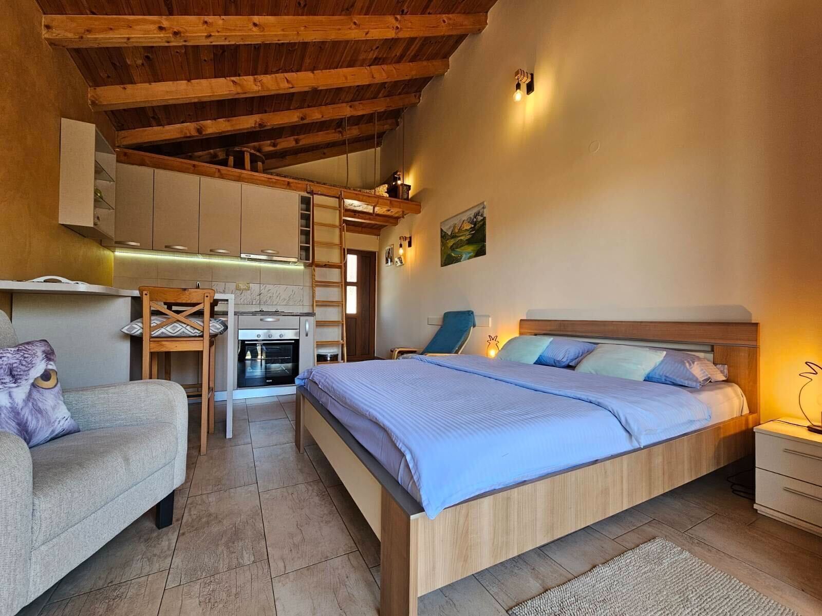 Deluxe appartement | Luxe beddengoed, een minibar, individueel gedecoreerd, een bureau