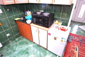 Casa conforto | Cozinha americana privada | Geladeira, chaleira elétrica, talheres/pratos/utensílios de cozinha