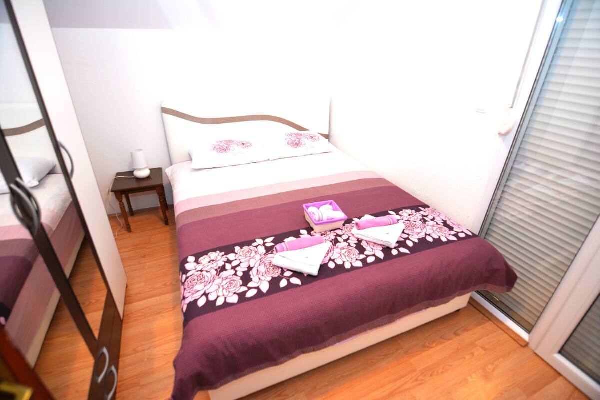Comfort House | Iron/ironing board, WiFi (free), bed sheets