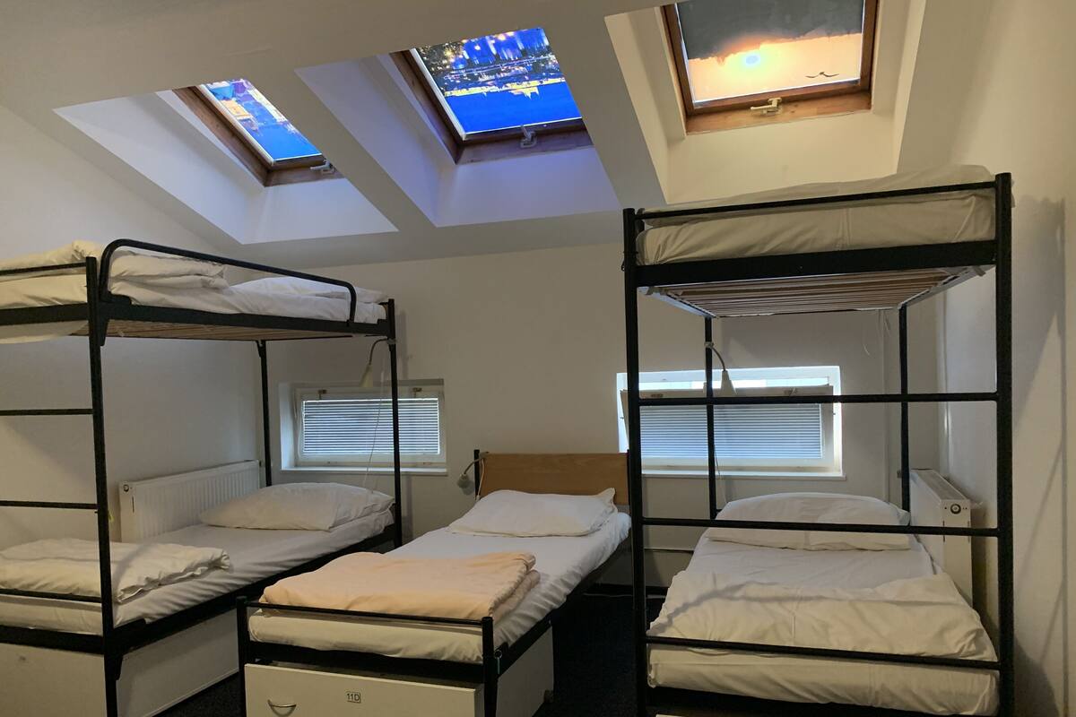 Bed in Female Dormitory | 노트북 작업 공간, 다리미/다리미판, 무료 WiFi, 침대 시트