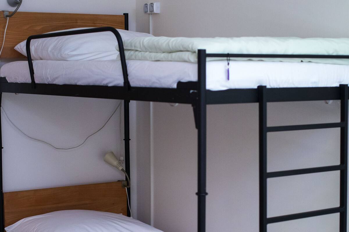 Bed in 9-Bed Mixed Dormitory | 노트북 작업 공간, 다리미/다리미판, 무료 WiFi, 침대 시트